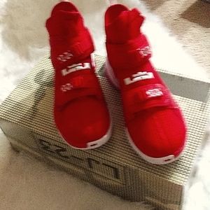 Lebron Solider x111 SFG TB size 7.5 MENS. RED/WHITE.